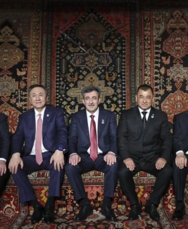 turkiye-cumhurbaskani-yardimcisi-yilmaz-ile-basbakan-ustel-azerbaycan-milli-hali-muzesini-ziyaret-et.webp