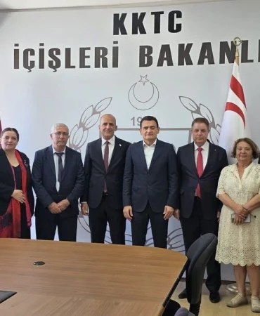 oguz-bakanlik-merkezinde-ve-bagli-dairelerde-gorev-yapan-personelle-bayramlasti.jpg